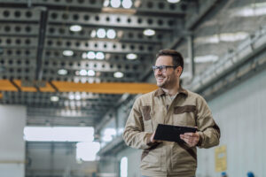 Medewerker in een fabriek met een klembord