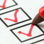 rode stift zet vinkjes in checklist