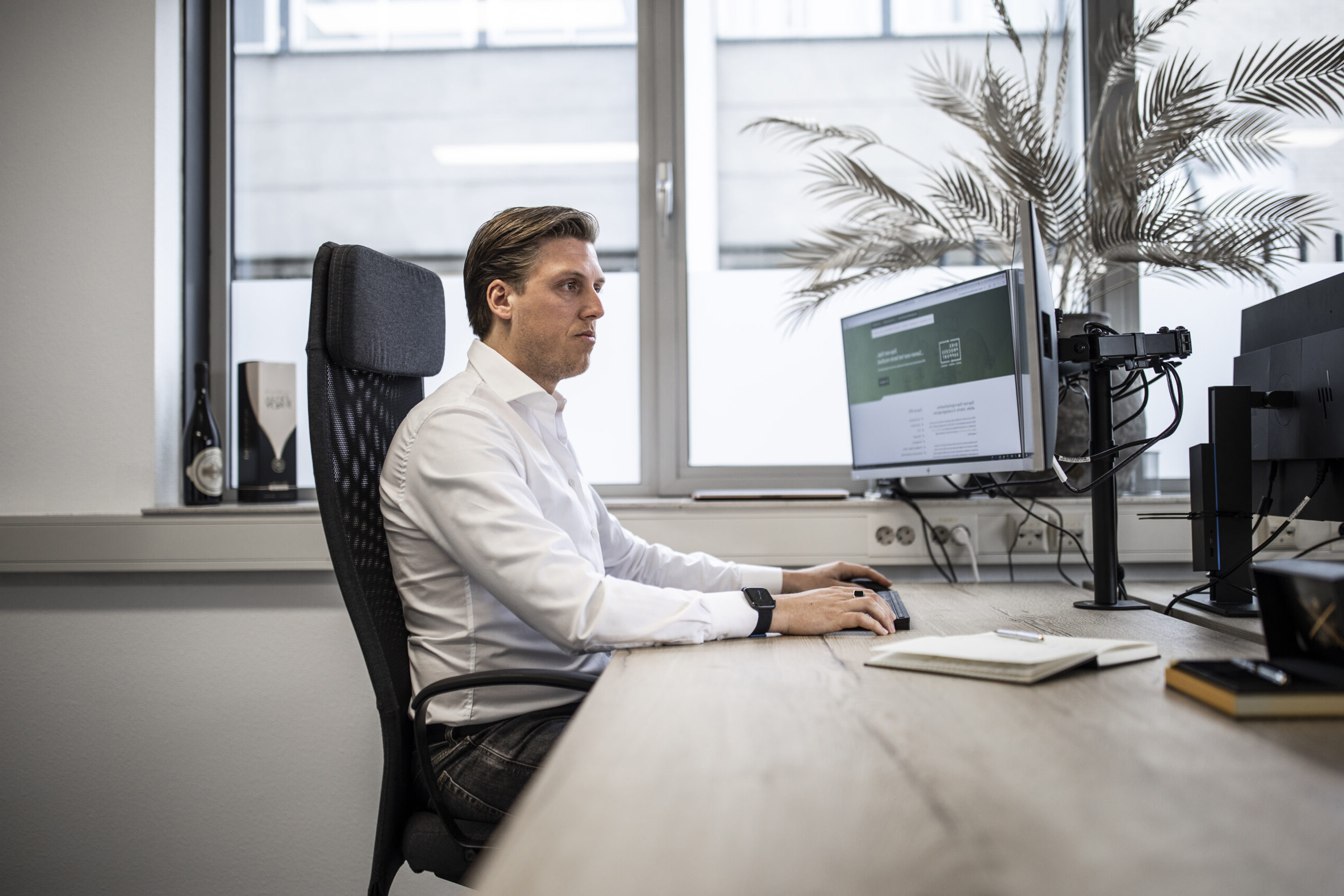roy diks aan het werk in een kantoor