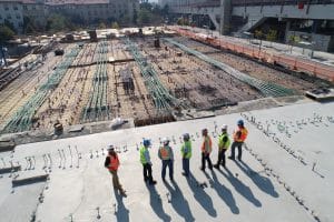 personen in veiligheidskleding op een grote bouwplaats