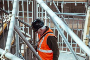 Man met helm en reflecterend vest die profiteert van de SCL Light voor kleine bedrijven