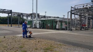 Medewerker van Galektron aan het werk volgens de norm van ISO 9001 en VCA