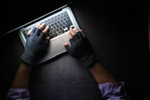 Handen van man op een toetsenbord dat cybersecurity weergeeft